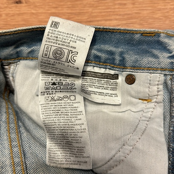 Levi’s light wash tear jeans - Picture 3 of 4